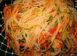 Салат из фунчозы с морковью по-корейски