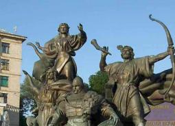 Блогеры считают, что причиной разрушения символа Киева стала ветхость памятника и халатность властей, но признают, что получилось очень символично